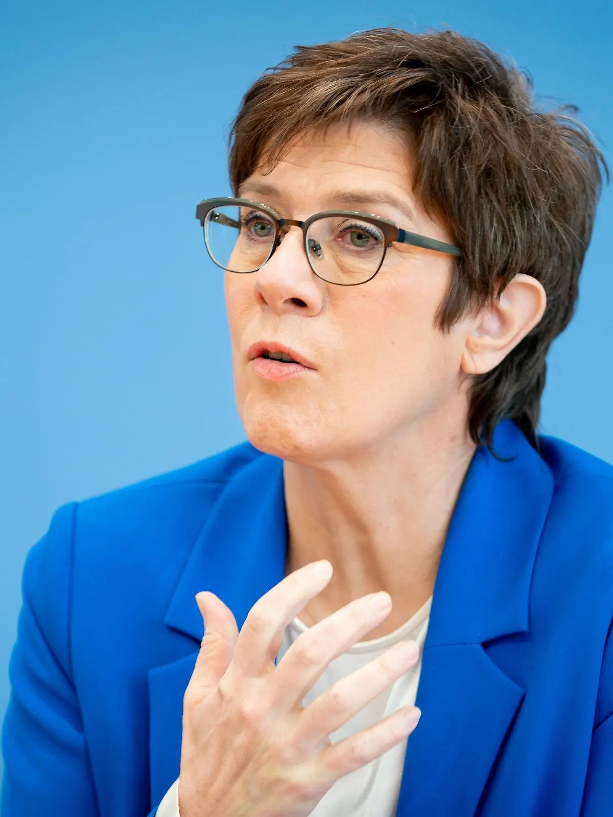 ARCHIV - 06.04.2021, Berlin: Annegret Kramp-Karrenbauer (CDU), Bundesministerin der Verteidigung, stellt auf einer Pressekonferenz den freiwilligen Wehrdienst im Heimatschutz «Dein Jahr für Deutschland» vor. (zu dpa «Kramp-Karrenbauer: Russland bedroht Europas Sicherheit unmittelbar») Foto: Kay Nietfeld/dpa +++ dpa-Bildfunk +++