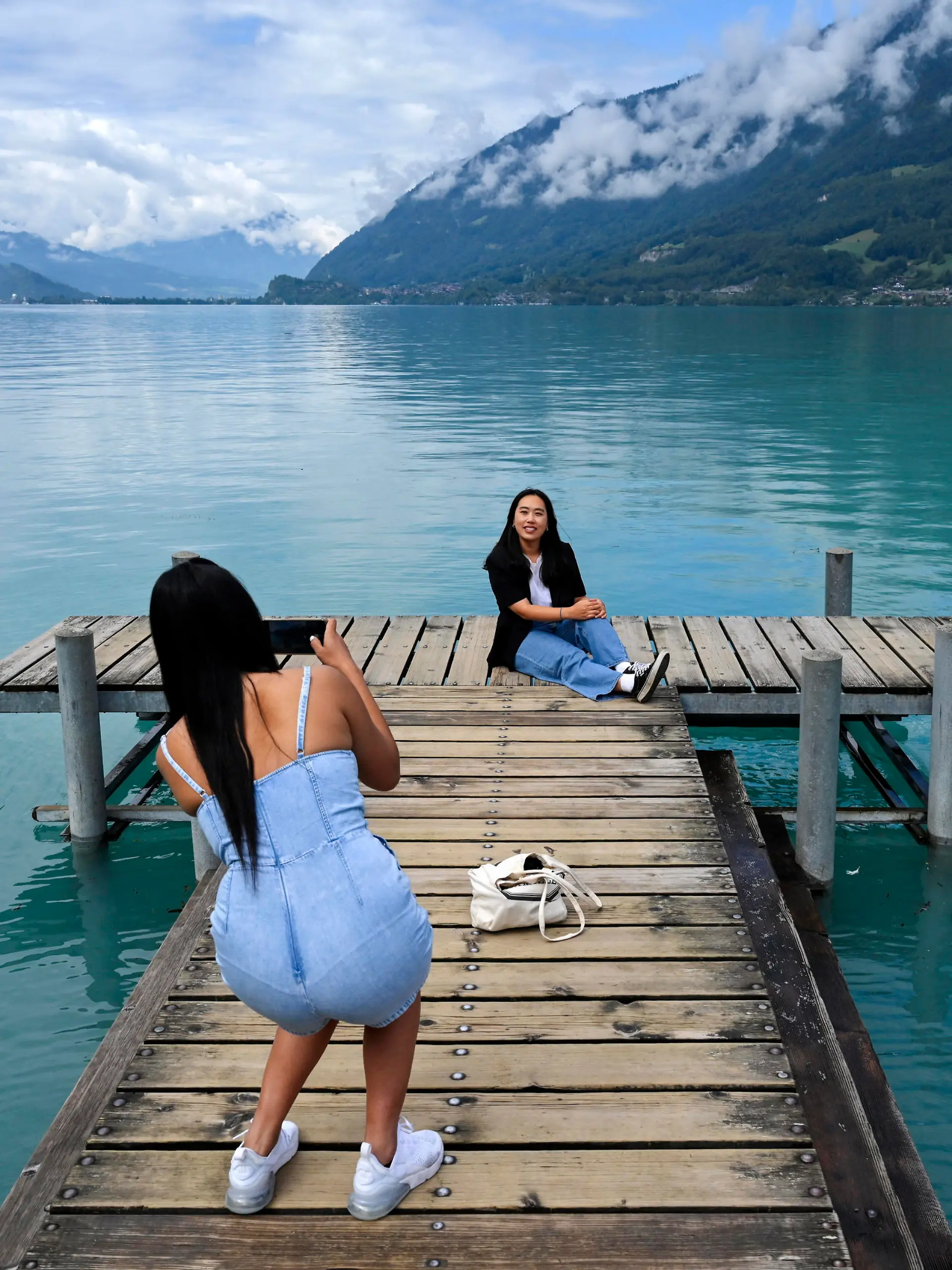  Asiatische Touristen auf Bootssteg am Brienzersee, Drehort einer Filmszene der koreanischen Netflix-Serie Crash Landing on You, Iseltwald, Schweiz, 20.08.2022 *** Asian tourists on jetty at Lake Brienz, filming location of a movie scene of the Korean Netflix series Crash Landing on You, Iseltwald, Switzerland, 20 08 2022 PUBLICATIONxNOTxINxSUI 