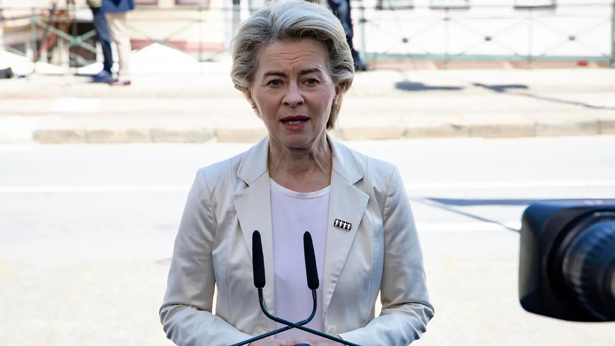 Porto, EU-Sozialgipfel EU Leaders Join Social Summit In Porto And Online Ursula Von der Leyen President of the European Commission on arrival, at the customs of Porto, on a tour of the blue carpet, passing by the press. Social summit of the European Commission in Porto, at the customs of Porto, which was attended by several prime ministers, on May 7, 2021, Porto, Portugal. Porto Portugal franca-notitle210507_npBgQ PUBLICATIONxNOTxINxFRA Copyright: xRitaxFrancax