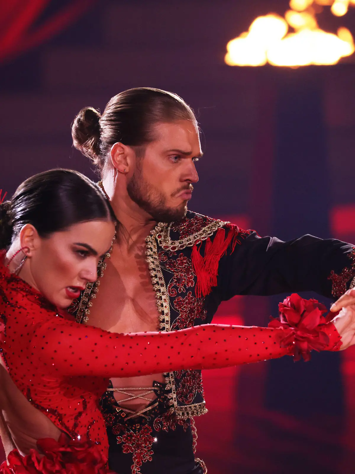 14.05.2021, Nordrhein-Westfalen, Köln: Der Fußballer Rurik Gislason und Profitänzerin Renata Lusin tanzen bei der RTL-Tanzshow "Let's Dance". Foto: Andreas Rentz/Getty Images Europe-Pool/dpa +++ dpa-Bildfunk +++