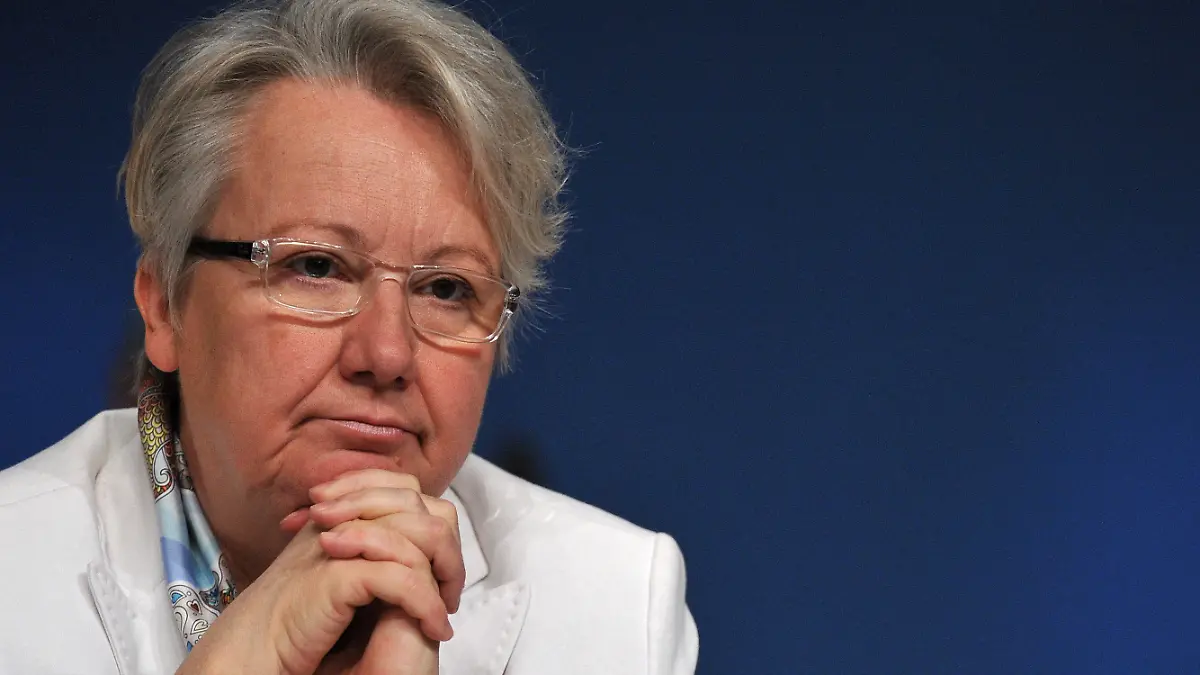 ARCHIV- Bundesbildungsministerin Annette Schavan verfolgt am 15.11.2011 in Leipzig den CDU-Parteitag. Die Universität Düsseldorf entzieht Bundesbildungsministerin Annette Schavan (CDU) den Doktortitel. Der zuständige Fakultätsrat habe im Plagiatsverfahren für die Aberkennung gestimmt, teilte der Ratsvorsitzende, Prof. Bruno Bleckmann, am Dienstag mit. Foto: Bernd von Jutrczenka dpa +++(c) dpa - Bildfunk+++