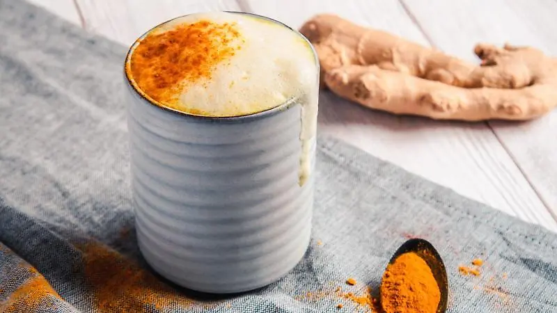 Goldene-Milch-Das-Trend-Rezept-f-r-den-Herbst-2025-So-macht-ihr-Kurkuma-Latte-selber