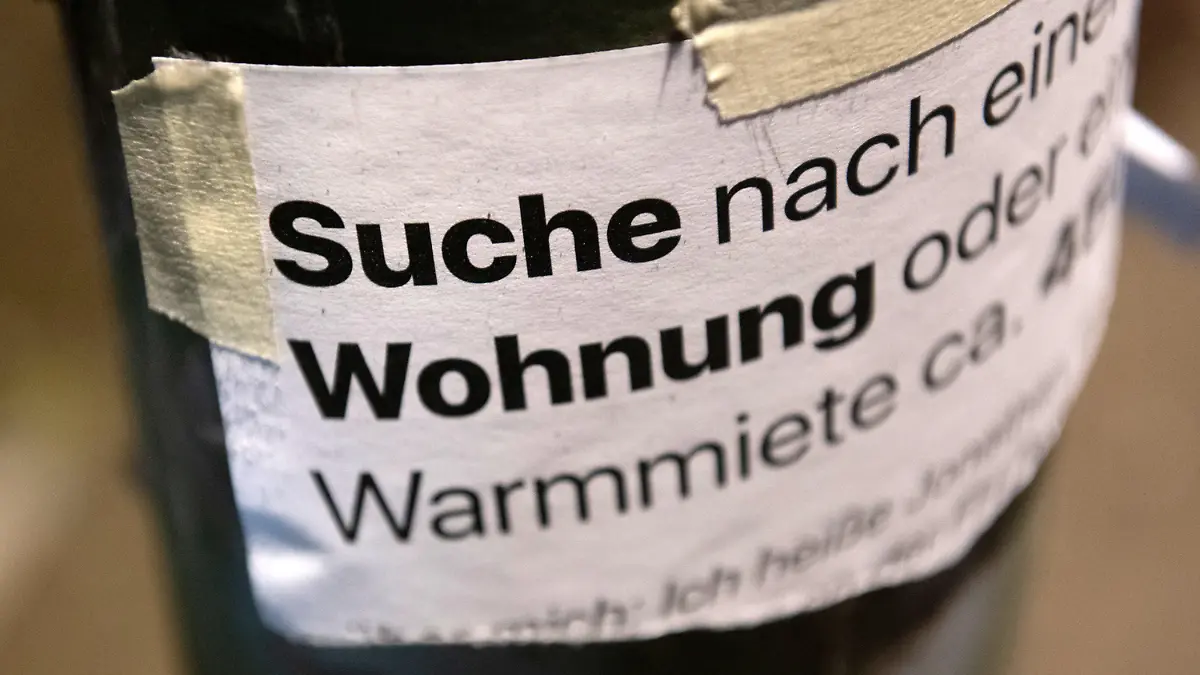 ILLUSTRATION - 25.04.2019, Berlin: «Suche Wohnung» steht auf dem Zettel an einer Laterne. Kurz vor Beginn des Sommersemesters suchen viele Studierende in Berlin noch händeringend nach einer Wohnung. (Zu dpa: «Wohnungsnot unter Studierenden in Berlin groß») Foto: Paul Zinken/dpa +++ dpa-Bildfunk +++