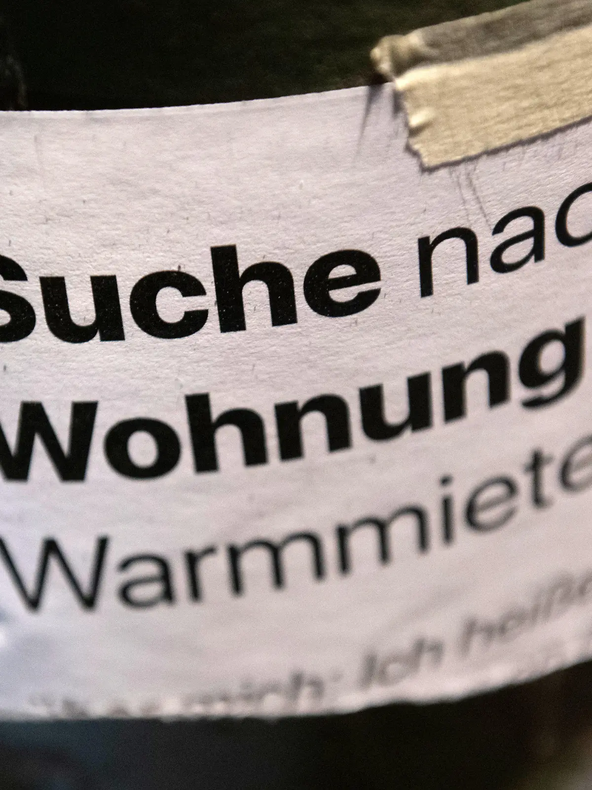 ILLUSTRATION - 25.04.2019, Berlin: «Suche Wohnung» steht auf dem Zettel an einer Laterne. Kurz vor Beginn des Sommersemesters suchen viele Studierende in Berlin noch händeringend nach einer Wohnung. (Zu dpa: «Wohnungsnot unter Studierenden in Berlin groß») Foto: Paul Zinken/dpa +++ dpa-Bildfunk +++