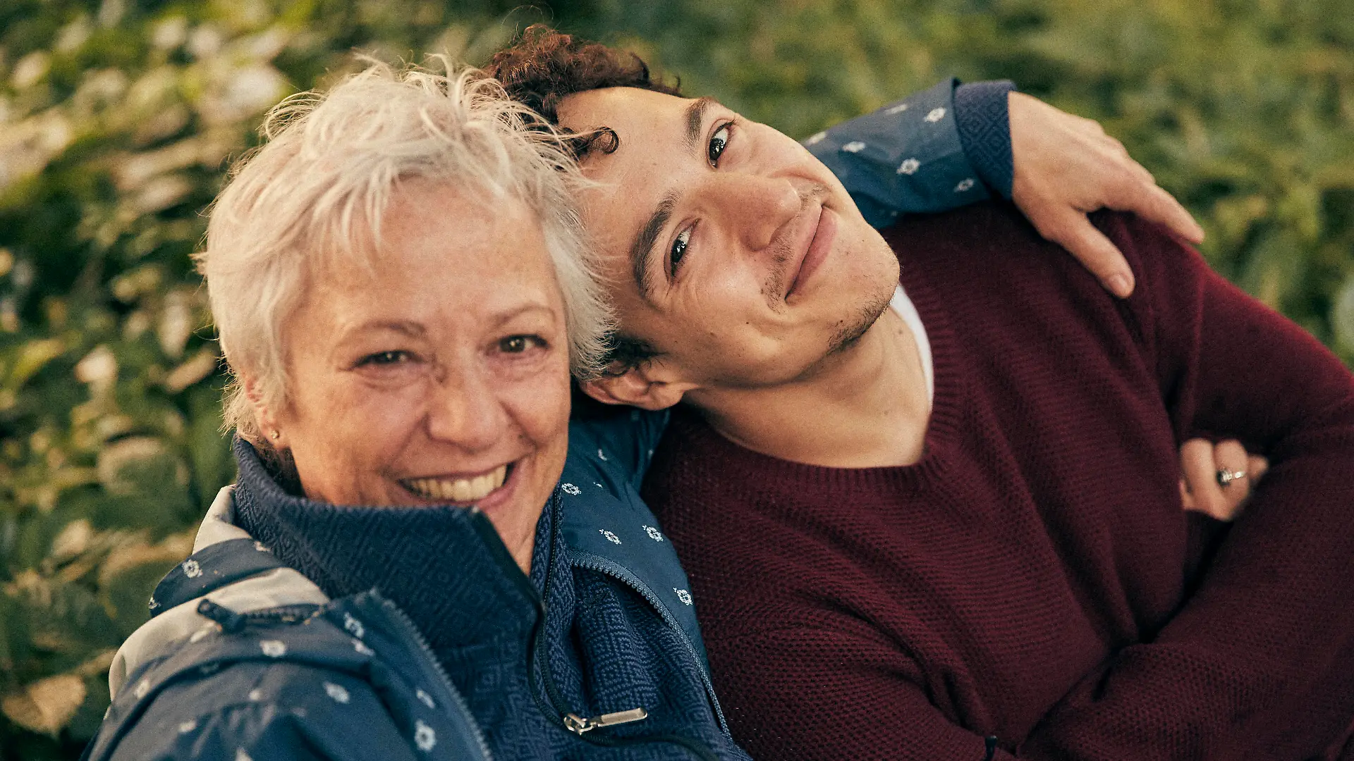 Mutter und Sohn auf einer Bank im Grünen: Claudia und Lukas Schreiber.