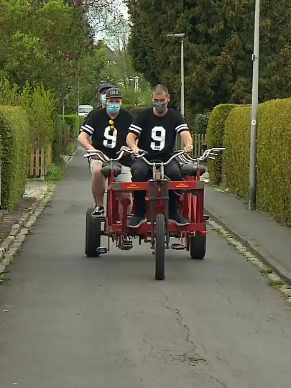 Zugegeben, auf den ersten Blick ist man schon überrascht, wenn das 9-Rad von Johannes Hetzer und seiner Crew durch Kassels Straßen rollt. Gefunden haben die Jungs das Schmuckstück auf Ebay, mussten sich aber einem anderen Bieter geschlagen geben. Nachdem dieser sein spezielles Gefährt wieder loswerden wollte, nutzen die Jungs ihre Chance und schafften das 9-Rad nach Kassel. Hier soll es nun wieder aufgerüstet werden.