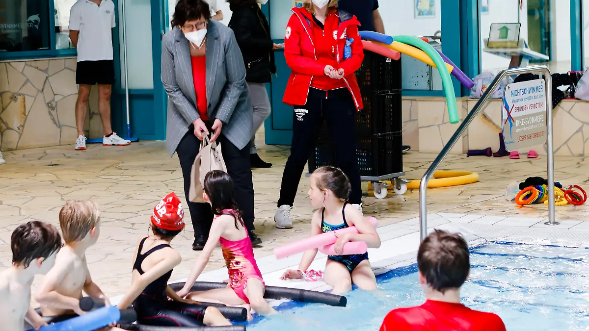 11.05.2021, Schleswig-Holstein, Flensburg: Sabine Sütterlin-Waack (CDU), schleswig-holsteinische Ministerin für Inneres, ländliche Räume und Integration, und Petra Obermark (2.v.r.) vom TSB Flensburg besuchen eine Schwimmstunde im Campusbad. Im Rahmen von Sport-Modellprojekten informierte sich Sütterlin-Waack über Erfahrungen vor Ort. Foto: Frank Molter/dpa +++ dpa-Bildfunk +++