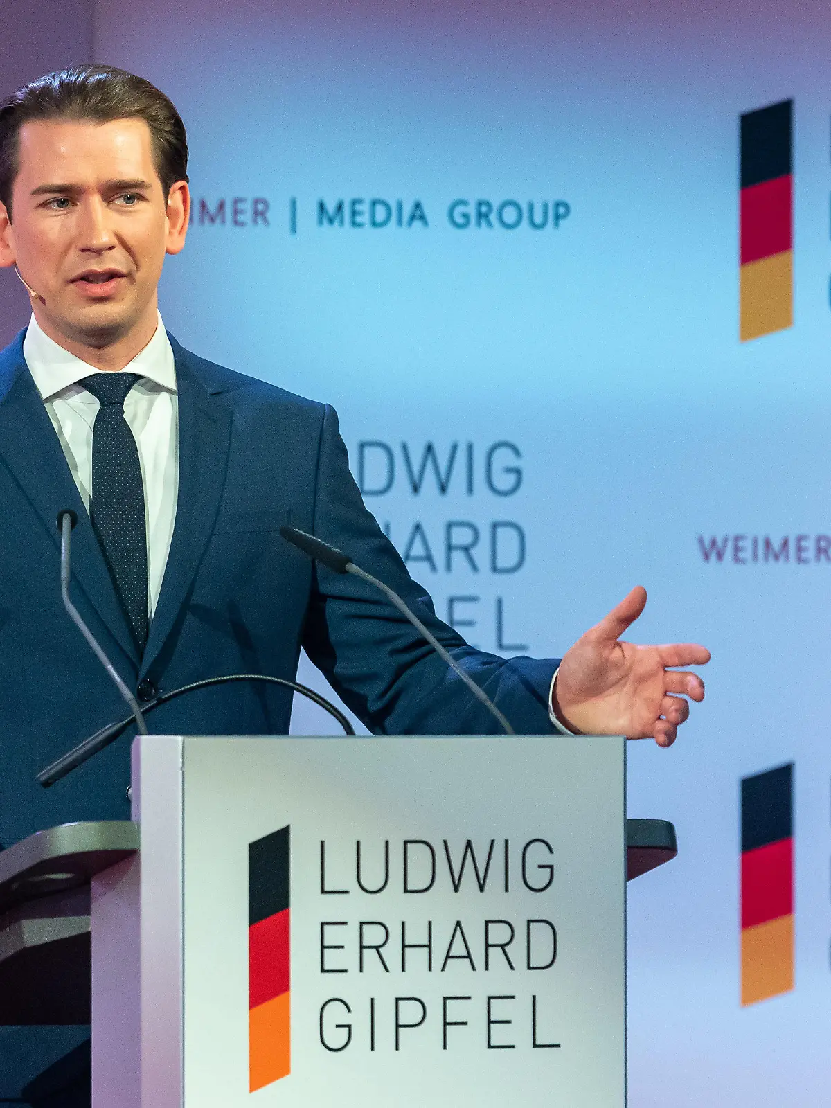 11.05.2021, Bayern, München: Sebastian Kurz, Bundeskanzler der Republik  Österreich, bekommt während des zweitägigen Ludwig-Erhard-Gipfels den Freiheitspreises der Medien 2021 überreicht. Foto: Peter Kneffel/dpa +++ dpa-Bildfunk +++
