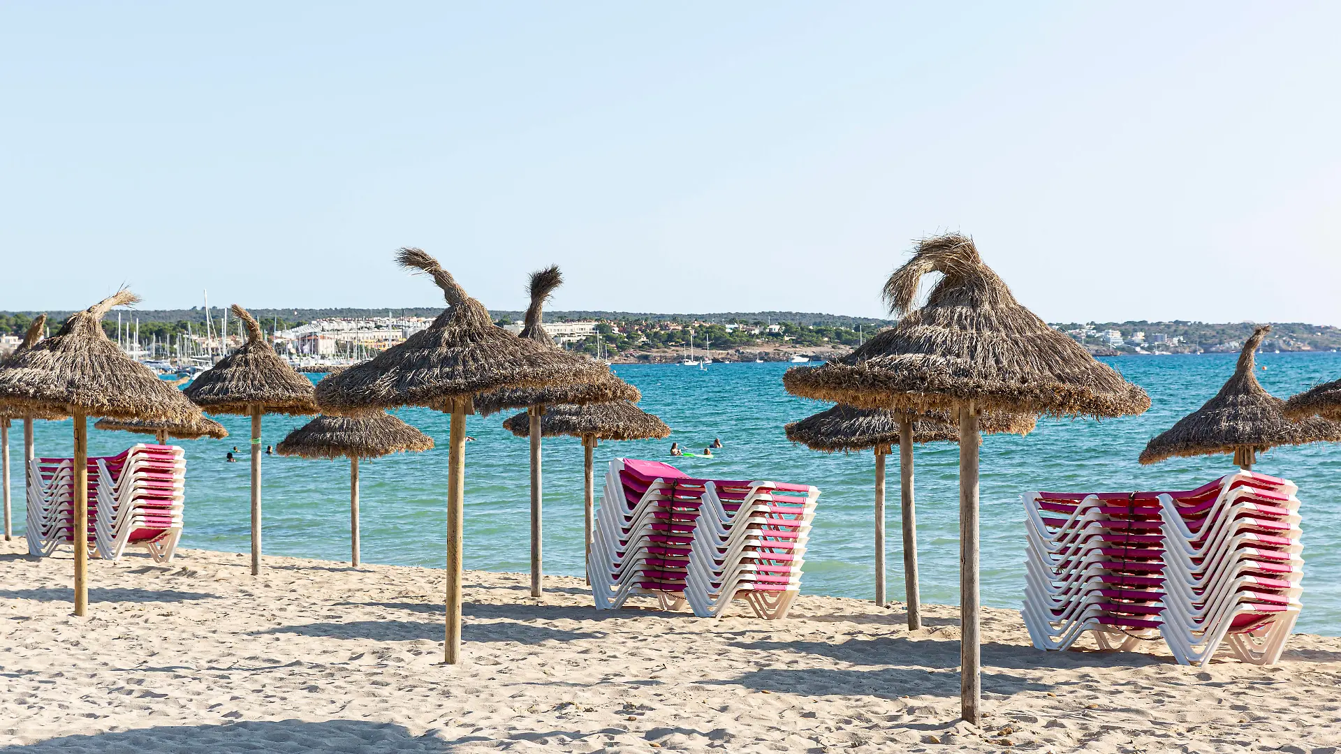 SPANIEN, MALLORCA, PALMA DE MALLORCA, 07.08.2020 - Gestapelte Sonnenliegen und Sonnenschirme an einem leeren Strandabschnitt der Playa de Palma in der Abendsonne am frühen Abend. Im Vergleich zu den Vorjahren sind weniger Touristen vor Ort. Grund ist die aktuell herrschende Corona-Pandemie. *** SPAIN, MALLORCA, PALMA DE MALLORCA, 07 08 2020 Stacked sun loungers and parasols on an empty beach section of Playa de Palma in the evening sun in the early evening Compared to previous years there are fewer tourists on site Reason is the current Corona Pandemic