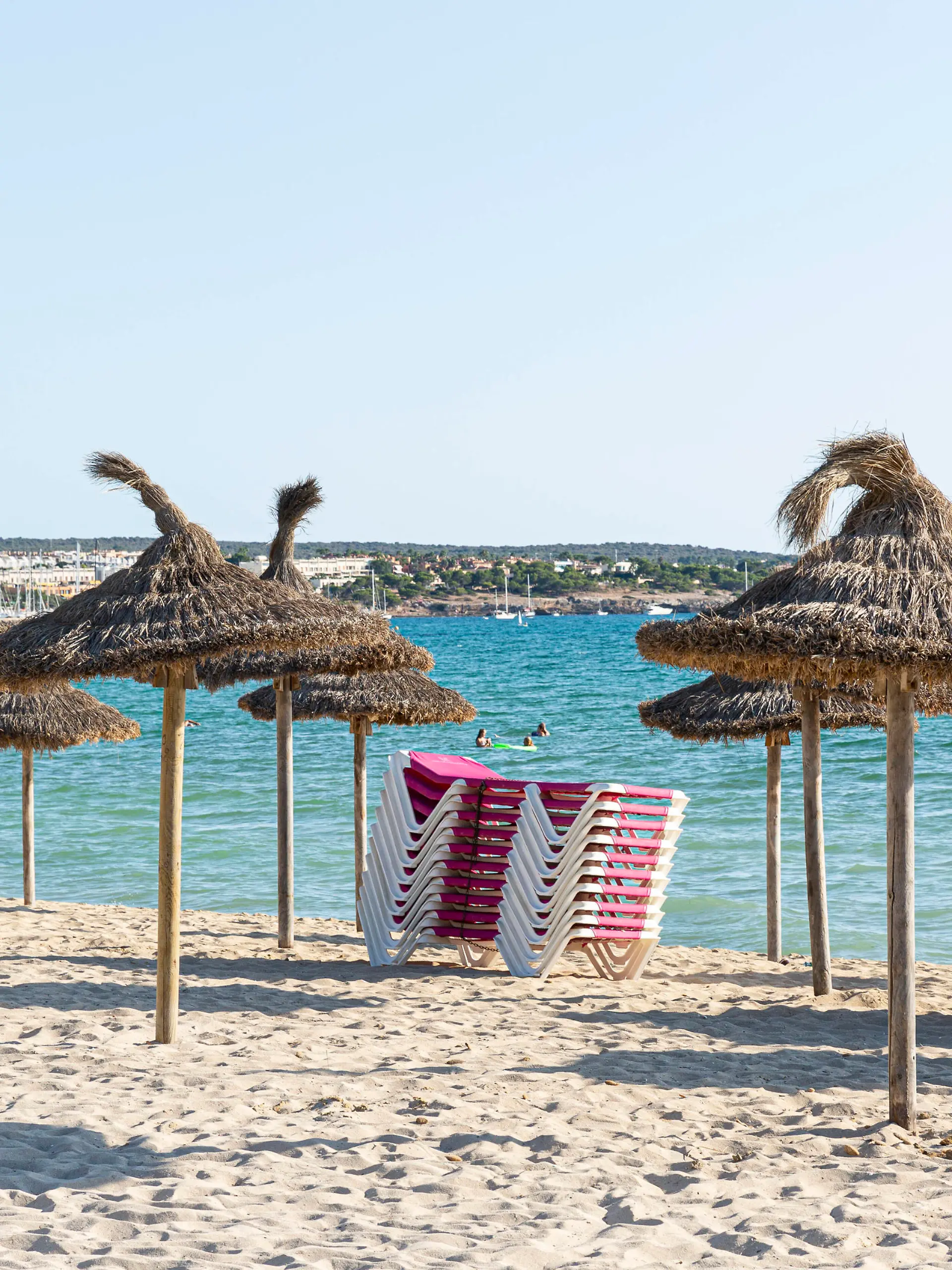  SPANIEN, MALLORCA, PALMA DE MALLORCA, 07.08.2020 - Gestapelte Sonnenliegen und Sonnenschirme an einem leeren Strandabschnitt der Playa de Palma in der Abendsonne am frühen Abend. Im Vergleich zu den Vorjahren sind weniger Touristen vor Ort. Grund ist die aktuell herrschende Corona-Pandemie. *** SPAIN, MALLORCA, PALMA DE MALLORCA, 07 08 2020 Stacked sun loungers and parasols on an empty beach section of Playa de Palma in the evening sun in the early evening Compared to previous years there are fewer tourists on site Reason is the current Corona Pandemic