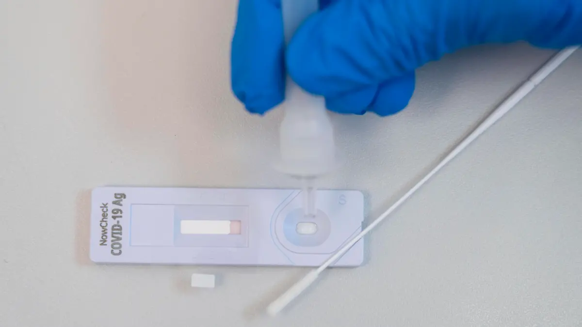 Covid-19 Schnelltest, Antigentest, der Abrieb des Tupfers wird in einer Flüssigkeit aufgelöst und auf das Testgerät aufgebracht, nach einigen Minuten zeigt das Testgerät, durch einen schwarzen Strich das Ergebnis, ob die Person positiv oder negativ getestet wurde, Covid-19 Schnelltest *** Covid 19 rapid test, antigen test, the abrasion of the swab is dissolved in a liquid and applied to the test device, after a few minutes, the test device, through a black line shows the result, whether the person was tested positive or negative, Covid 19 rapid test