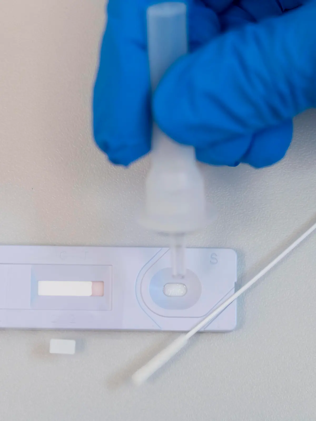 Covid-19 Schnelltest, Antigentest, der Abrieb des Tupfers wird in einer Flüssigkeit aufgelöst und auf das Testgerät aufgebracht, nach einigen Minuten zeigt das Testgerät, durch einen schwarzen Strich das Ergebnis, ob die Person positiv oder negativ getestet wurde, Covid-19 Schnelltest *** Covid 19 rapid test, antigen test, the abrasion of the swab is dissolved in a liquid and applied to the test device, after a few minutes, the test device, through a black line shows the result, whether the person was tested positive or negative, Covid 19 rapid test 