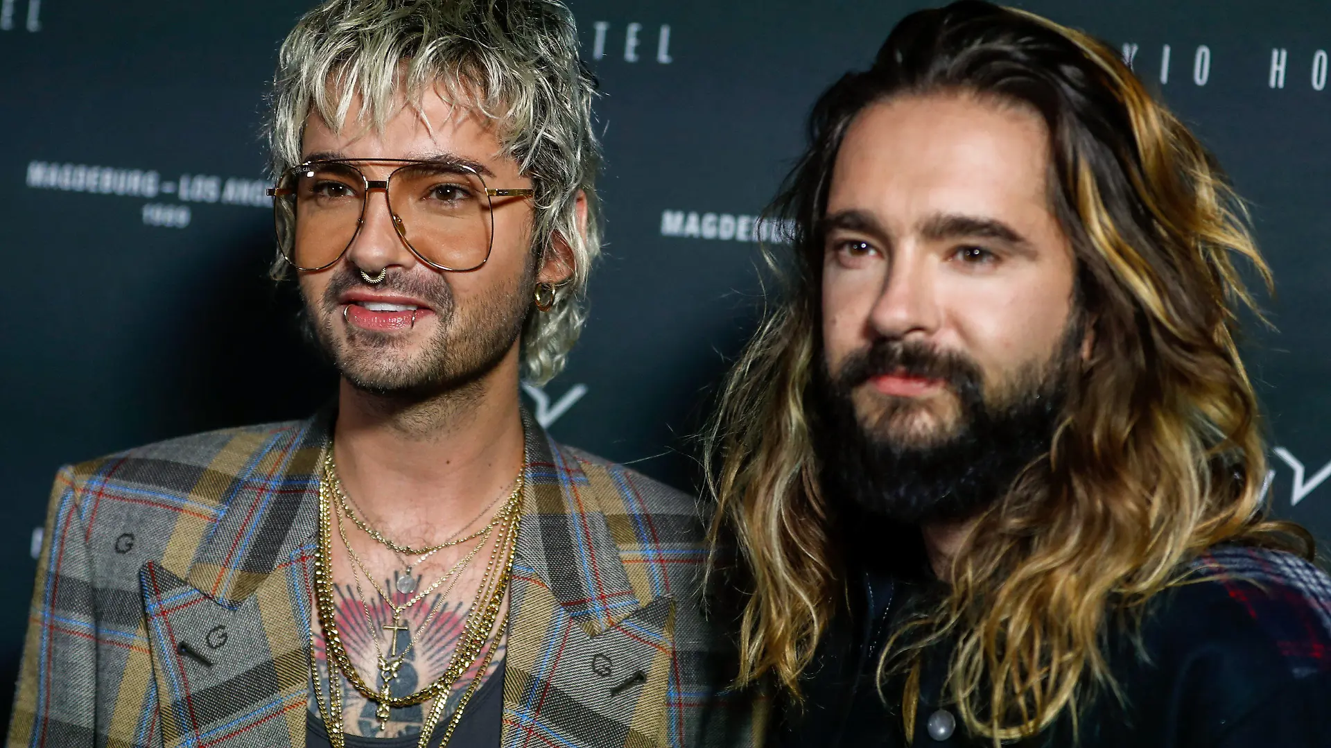 ARCHIV - 24.09.2020, Berlin: Tom Kaulitz (r) und Bruder Bill Kaulitz beantworten Fragen von Journalisten. Im August spielen die beiden mit ihrer Band Tokio Hotel in Bochum. (zu dpa: «Tokio Hotel spielen am 24. August beim Zeltfestival Ruhr») Foto: Gerald Matzka/dpa +++ dpa-Bildfunk +++