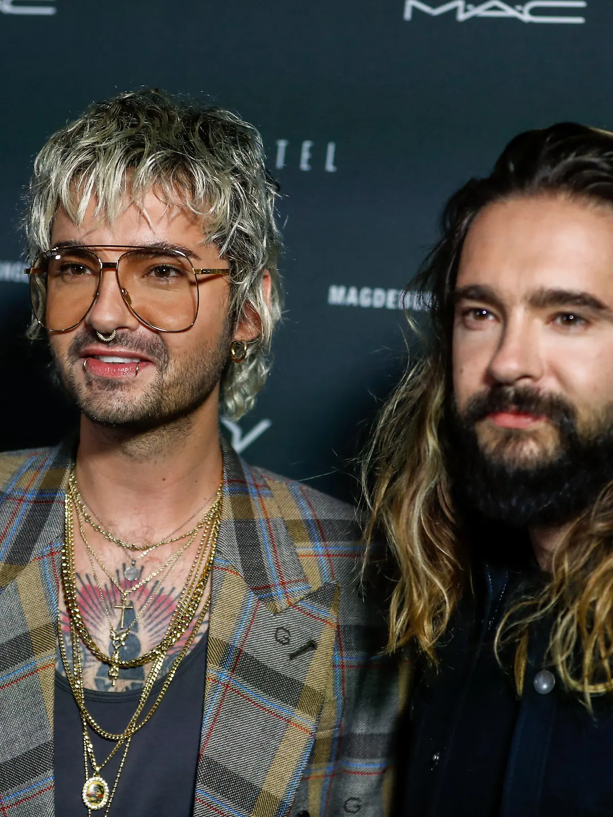ARCHIV - 24.09.2020, Berlin: Tom Kaulitz (r) und Bruder Bill Kaulitz beantworten Fragen von Journalisten. Im August spielen die beiden mit ihrer Band Tokio Hotel in Bochum. (zu dpa: «Tokio Hotel spielen am 24. August beim Zeltfestival Ruhr») Foto: Gerald Matzka/dpa +++ dpa-Bildfunk +++