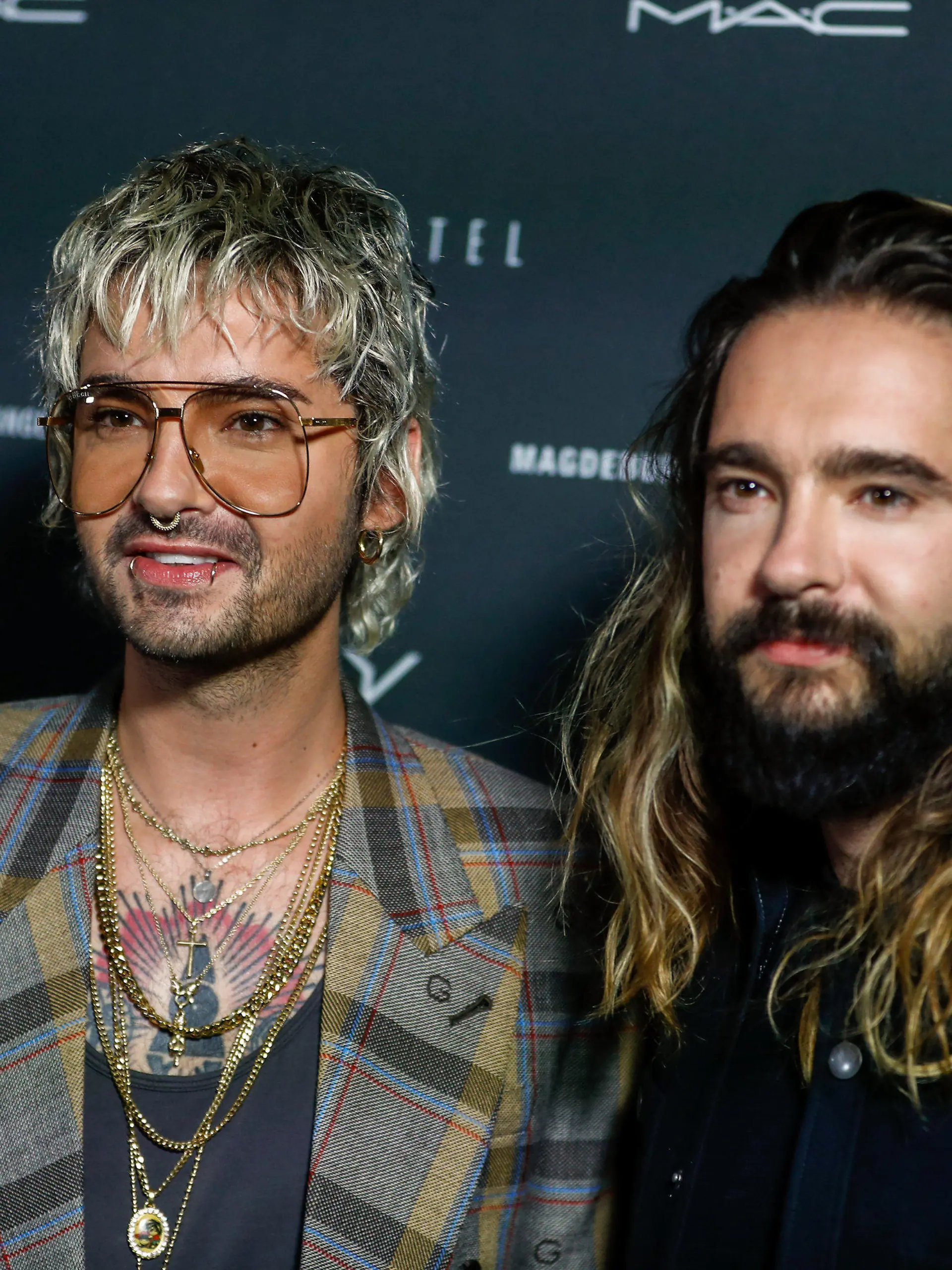 ARCHIV - 24.09.2020, Berlin: Tom Kaulitz (r) und Bruder Bill Kaulitz beantworten Fragen von Journalisten. Im August spielen die beiden mit ihrer Band Tokio Hotel in Bochum. (zu dpa: «Tokio Hotel spielen am 24. August beim Zeltfestival Ruhr») Foto: Gerald Matzka/dpa +++ dpa-Bildfunk +++