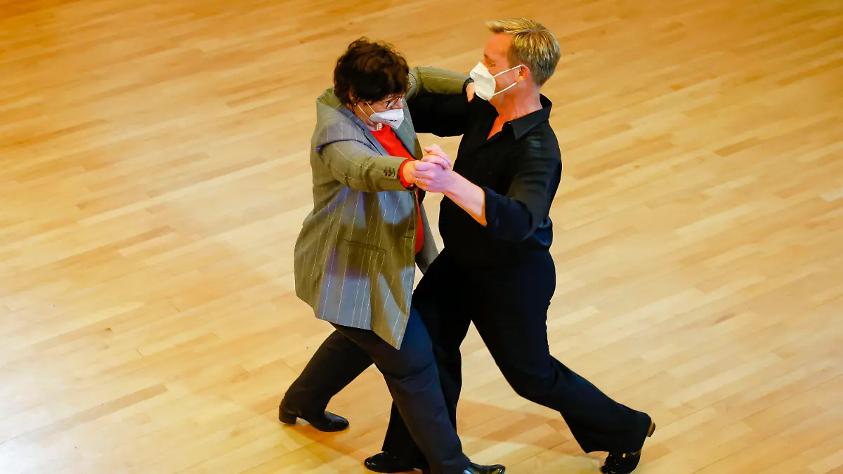 11.05.2021, Schleswig-Holstein, Flensburg: Sabine Sütterlin-Waack (l, CDU), schleswig-holsteinische Ministerin für Inneres, ländliche Räume und Integration, tanzt mit Thomas Mühlhausen vom Flensburger Tanzklub. Im Rahmen von Sport-Modellprojekten informierte sich Sütterlin-Waack über Erfahrungen vor Ort. Foto: Frank Molter/dpa +++ dpa-Bildfunk +++