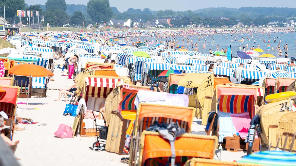 Ostsee-Strand in Scharbeutz und Haffkrug an der Lübecker Bucht Badegäste -Ostsee-Strand in Scharbeutz und Haffkrug an der Lübecker Bucht Badegäste -, Scharbeutz Schleswig-Holstein Deutschland Promenade und Strand *** Baltic Sea beach in Scharbeutz and Haffkrug at the Lübeck bay bathers Baltic Sea beach in Scharbeutz and Haffkrug at the Lübeck bay bathers, Scharbeutz Schleswig Holstein Germany promenade and beach