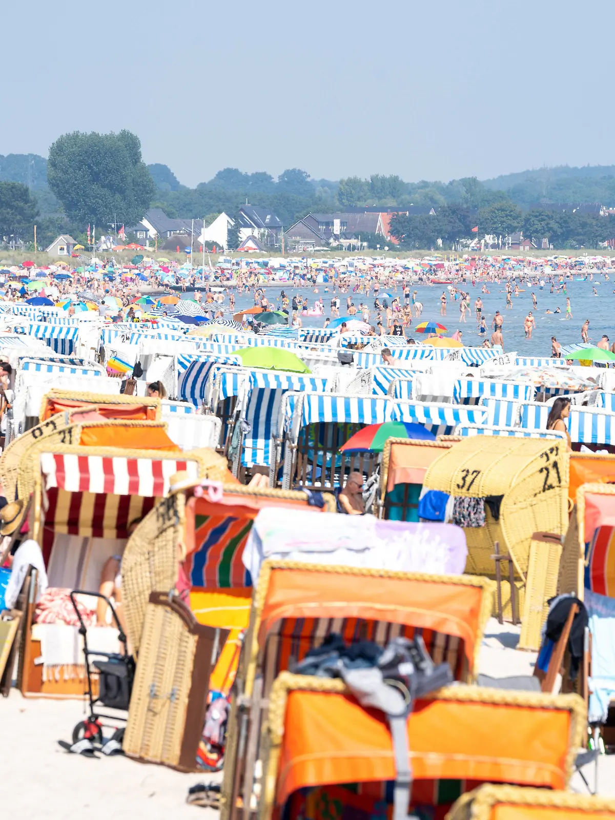  Ostsee-Strand in Scharbeutz und Haffkrug an der Lübecker Bucht Badegäste -Ostsee-Strand in Scharbeutz und Haffkrug an der Lübecker Bucht Badegäste -, Scharbeutz Schleswig-Holstein Deutschland Promenade und Strand *** Baltic Sea beach in Scharbeutz and Haffkrug at the Lübeck bay bathers Baltic Sea beach in Scharbeutz and Haffkrug at the Lübeck bay bathers, Scharbeutz Schleswig Holstein Germany promenade and beach
