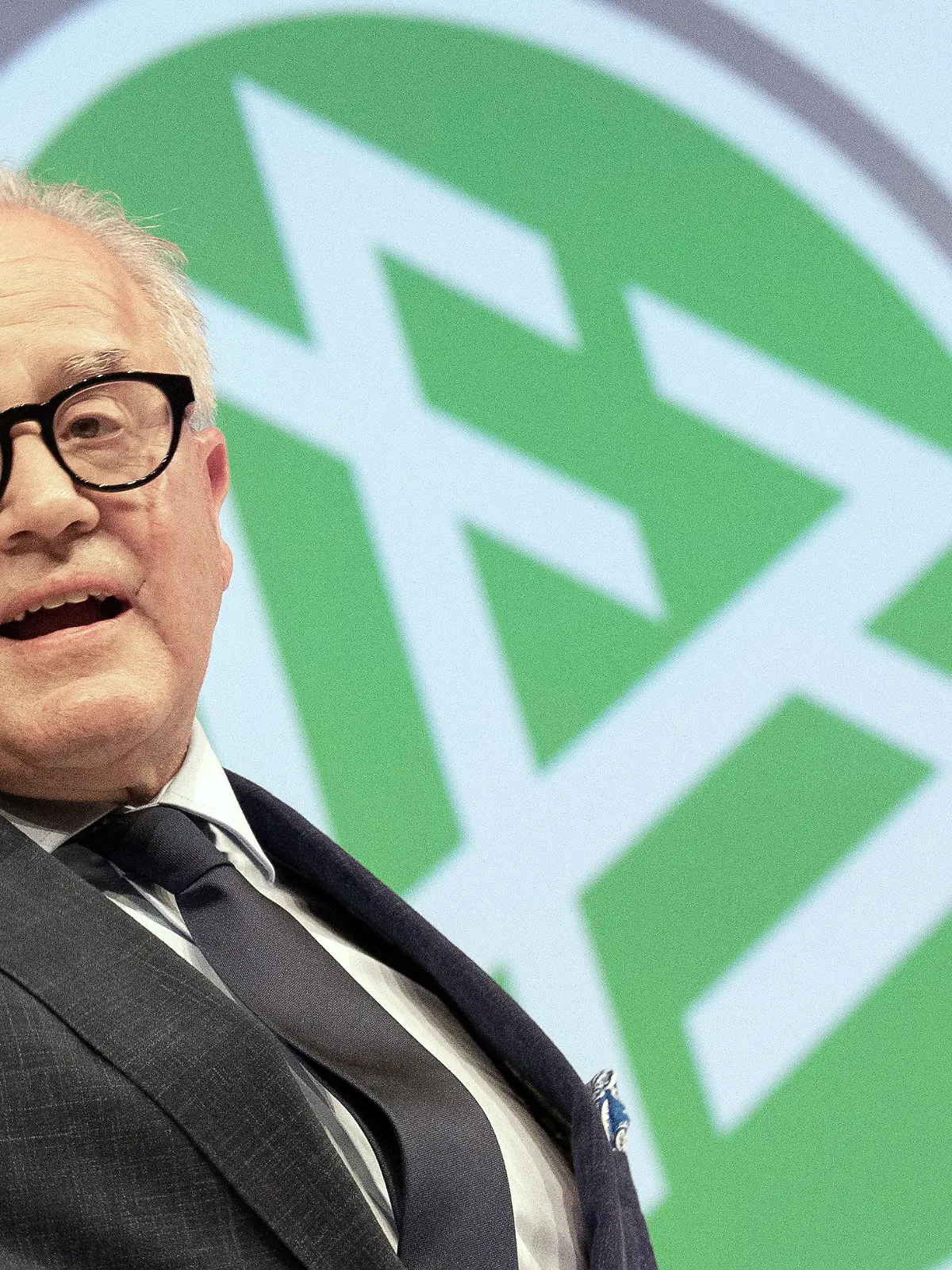 ARCHIV - 27.09.2019, Hessen, Frankfurt/Main: Fritz Keller, Präsident vom Deutschen Fußball-Bund (DFB), steht unter einem riesigen DFB-Logo beim DFB- Bundestag . (zu dpa: «Landes- und Regionalpräsidenten fordern Rücktritt von DFB-Chef Keller») Foto: Boris Roessler/dpa +++ dpa-Bildfunk +++