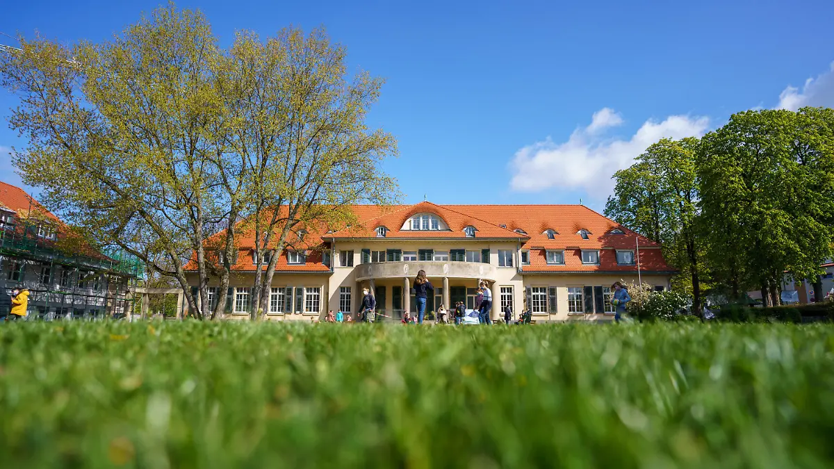 PRODUKTION - 07.05.2021, Hessen, Darmstadt: Vor dem historischen Gebäude des Schulzentrums Marienhöhe verbringen die Schülerinnen und Schüler ihre Pause. Das Schulzentrum Marienhöhe ist ein christliches Schulzentrum in privater Trägerschaft mit den Schulzweigen Grundschule, Realschule, Gymnasium und Kolleg, eine staatlich anerkannte Privatschule. Zum Schulzentrum gehören ein Jungen- und ein Mädcheninternat. (zu dpa: Corona sorgt für mehr Nachfrage bei Internaten) Foto: Andreas Arnold/dpa +++ dpa-Bildfunk +++