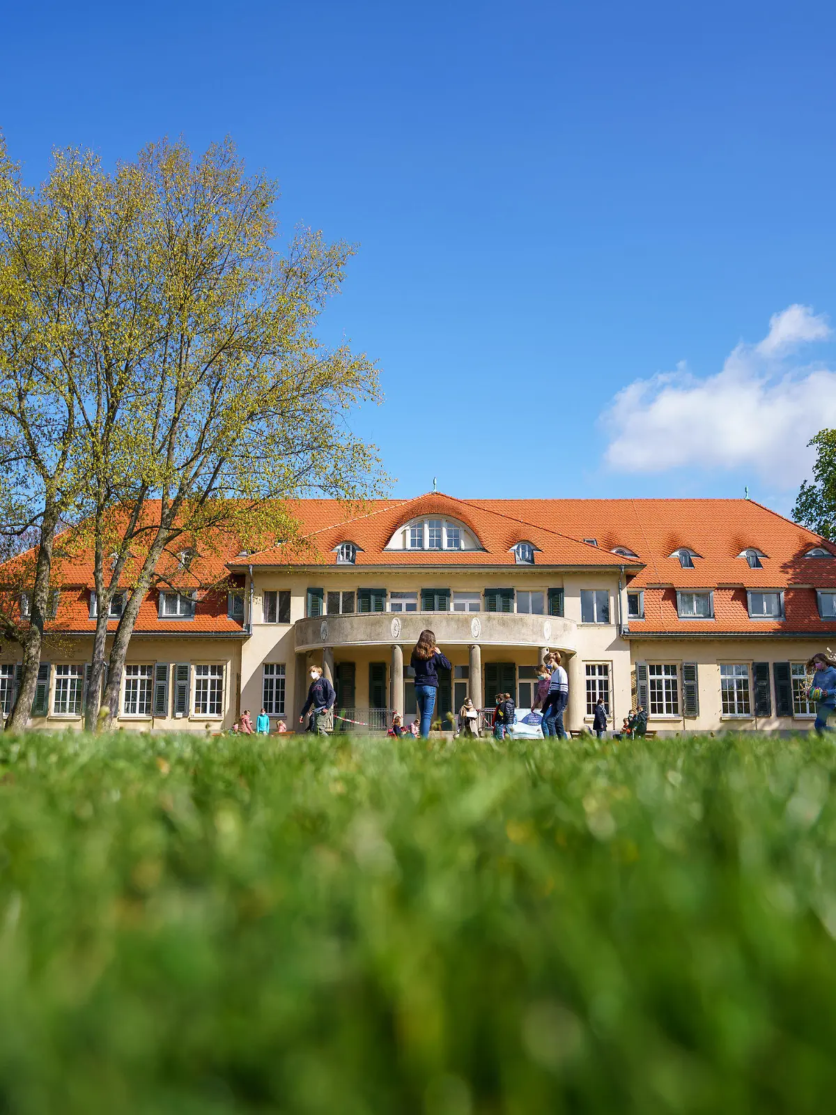 PRODUKTION - 07.05.2021, Hessen, Darmstadt: Vor dem historischen Gebäude des Schulzentrums Marienhöhe verbringen die Schülerinnen und Schüler ihre Pause. Das Schulzentrum Marienhöhe ist ein christliches Schulzentrum in privater Trägerschaft mit den Schulzweigen Grundschule, Realschule, Gymnasium und Kolleg, eine staatlich anerkannte Privatschule. Zum Schulzentrum gehören ein Jungen- und ein Mädcheninternat. (zu dpa: Corona sorgt für mehr Nachfrage bei Internaten) Foto: Andreas Arnold/dpa +++ dpa-Bildfunk +++