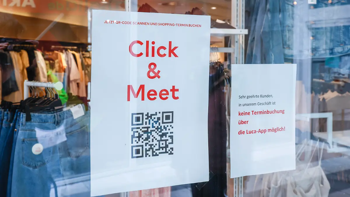 Coesfeld, Nordrhein-Westfalen, Deutschland - Einzelhandel in Zeiten der Corona Pandemie, Kreis Coesfeld startet als Modellregion in NRW mit Lockerungen, hier ist wieder einkaufen ohne vorherige Terminvereinbarung moeglich, ein Modegeschäft bietet Click & Meet, direkt vor Ort mit Handy QR-Code scannen und sofort einkaufen. Coesfeld Nordrhein-Westfalen Deutschland *** Coesfeld, North Rhine Westphalia, Germany Retail in times of the Corona Pandemic, Coesfeld district starts as a model region in NRW with relaxations, here is shopping again without prior appointment possible, a fashion store offers Click Meet, directly on site with mobile phone QR code scan and shop immediately Coesfeld North Rhine Westphalia Germany 