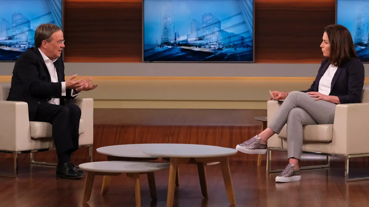 HANDOUT - 09.05.2021, Deutschland;2021, Berlin: Armin Laschet (CDU), Kanzlerkandidat, und Anne Will, Moderatorin, in der Sendung Anne Will "Von Corona-Krise bis Klimapolitik · kann die Union noch Kanzleramt?". Die Sendung lief am Sonntag ab 21:45 Uhr in der ARD. Foto: Wolfgang Borrs/NDR/dpa - ACHTUNG: Nur zur redaktionellen Verwendung im Zusammenhang mit einer Berichterstattung über die Sendung "Anne Will" und nur mit vollständiger Nennung des vorstehenden Credits +++ dpa-Bildfunk +++