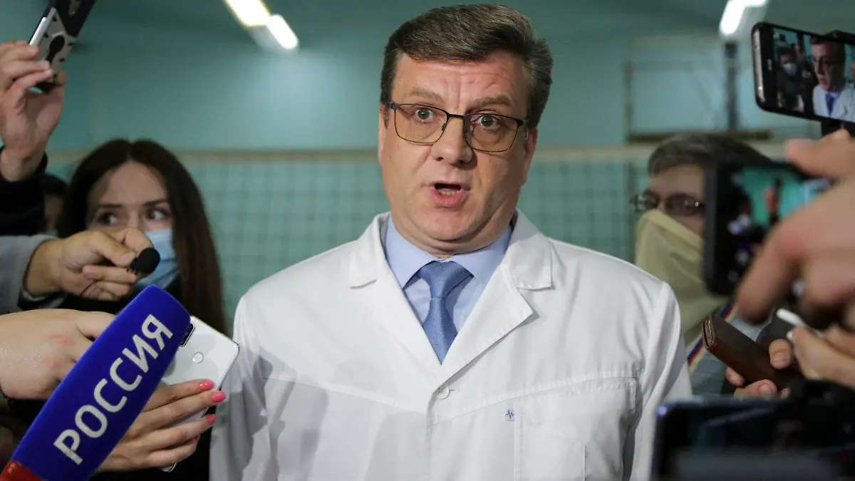 ARCHIV - 21.08.2020, Russland, Omsk: Alexander Murachowski, Chefarzt des Ambulanzkrankenhauses Nr. 1, spricht bei einer Pressekonferenz über den Gesundheitszustand von A. Nawalny, der wegen Vergiftungsverdacht auf der Intensivstation des Krankenhauses behandelt wird. Der russische Arzt gilt als vermisst. Alexander Murachowski, mittlerweile Gesundheitsminister der sibirischen Region Omsk, kam von von 07.05.2021 zurück, wie die Staatsagentur Tass am 09.05.2021 unter Berufung auf einen Polizeisprecher meldete. (zu dpa "Ehemaliger Nawalny-Chefarzt in Russland vermisst") Foto: Evgeniy Sofiychuk/AP/dpa +++ dpa-Bildfunk +++