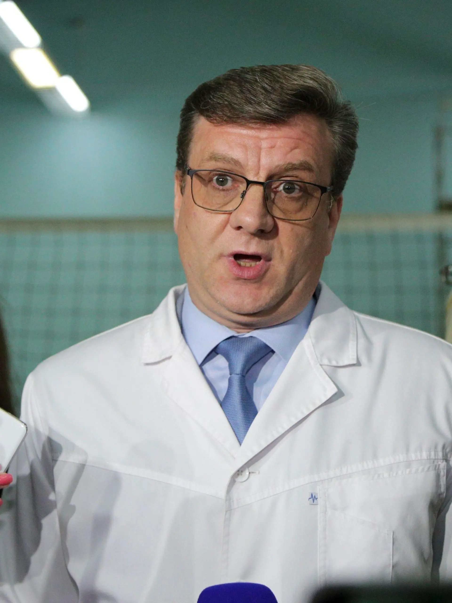 ARCHIV - 21.08.2020, Russland, Omsk: Alexander Murachowski, Chefarzt des Ambulanzkrankenhauses Nr. 1, spricht bei einer Pressekonferenz über den Gesundheitszustand von A. Nawalny, der wegen Vergiftungsverdacht auf der Intensivstation des Krankenhauses behandelt wird. Der russische Arzt gilt als vermisst. Alexander Murachowski, mittlerweile Gesundheitsminister der sibirischen Region Omsk, kam von von 07.05.2021 zurück, wie die Staatsagentur Tass am 09.05.2021 unter Berufung auf einen Polizeisprecher meldete. (zu dpa "Ehemaliger Nawalny-Chefarzt in Russland vermisst") Foto: Evgeniy Sofiychuk/AP/dpa +++ dpa-Bildfunk +++