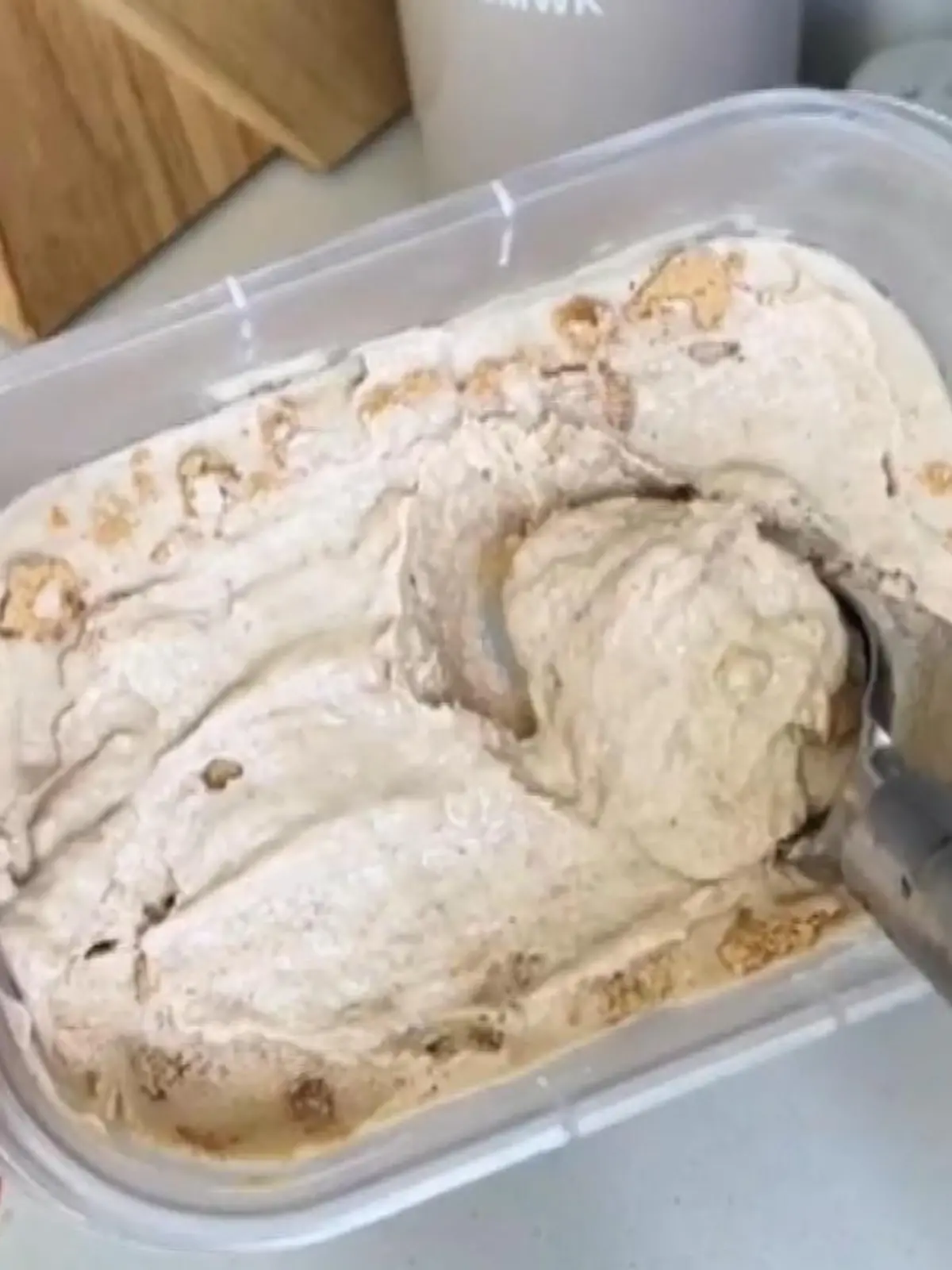 Gerade im Sommer kühlt ein leckeres Eis super ab. Doch damit das mit den Kalorien und dem Zucker nicht zu schwer ins Gewicht fällt, gibt es leckere Rezepte für kalorienarmes Eis mit jeder Menge Protein.