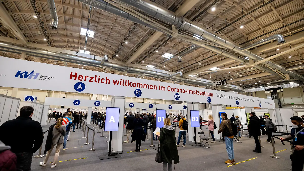 Hamburg, 28. April 2021 - Corona-Impfzentrum in den Hamburger Messehallen *** Hamburg, 28 April 2021 Corona Vaccination Centre in the Hamburg Exhibition Halls PUBLICATIONxINxGERxSUIxAUTxHUNxONLY