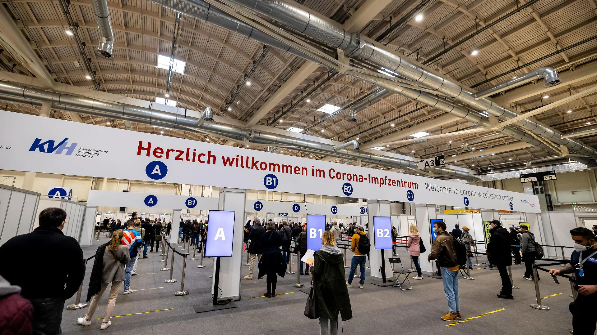 Hamburg, 28. April 2021 - Corona-Impfzentrum in den Hamburger Messehallen *** Hamburg, 28 April 2021 Corona Vaccination Centre in the Hamburg Exhibition Halls PUBLICATIONxINxGERxSUIxAUTxHUNxONLY