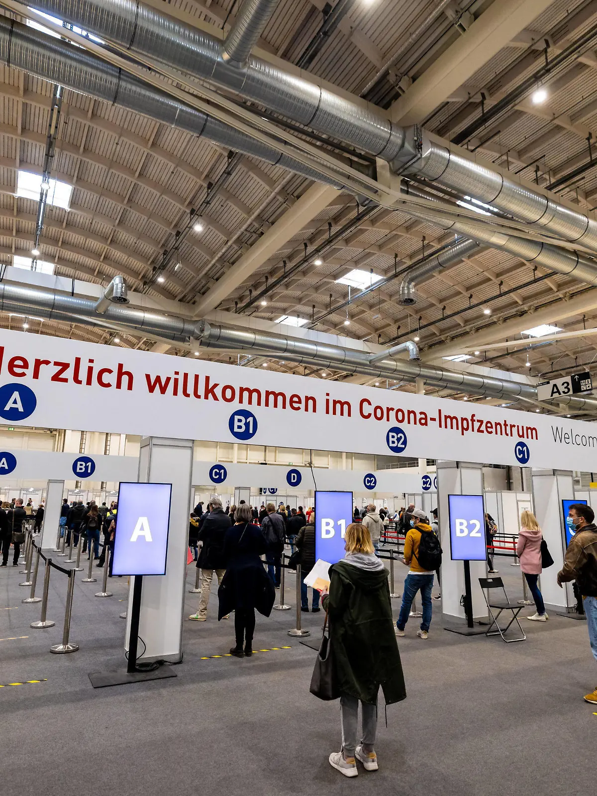 Hamburg, 28. April 2021 - Corona-Impfzentrum in den Hamburger Messehallen *** Hamburg, 28 April 2021 Corona Vaccination Centre in the Hamburg Exhibition Halls PUBLICATIONxINxGERxSUIxAUTxHUNxONLY 