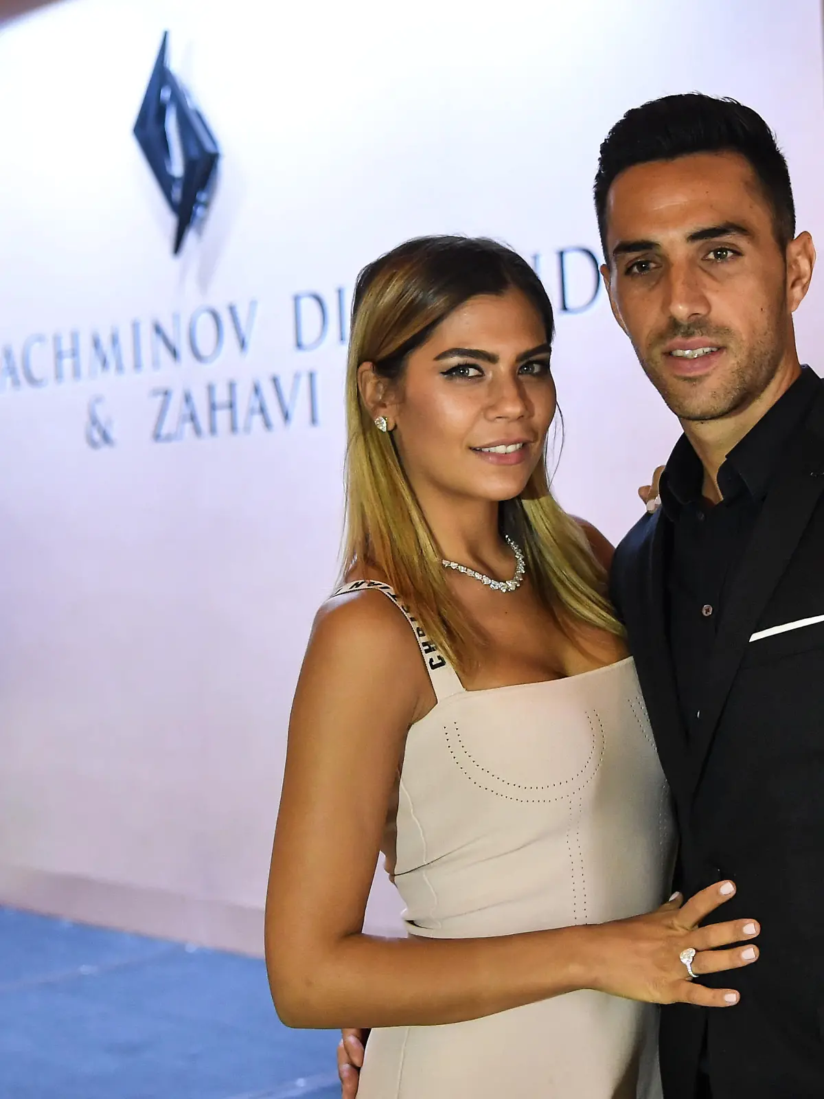 Israeli football player Eran Zahavi of Guangzhou R&F and his wife pose for photos during a promotional event for a diamond brand in Guangzhou city, south China's Guangdong province, 25 October 2017. Foto: Zhong Zhenbin/HPIC/dpa