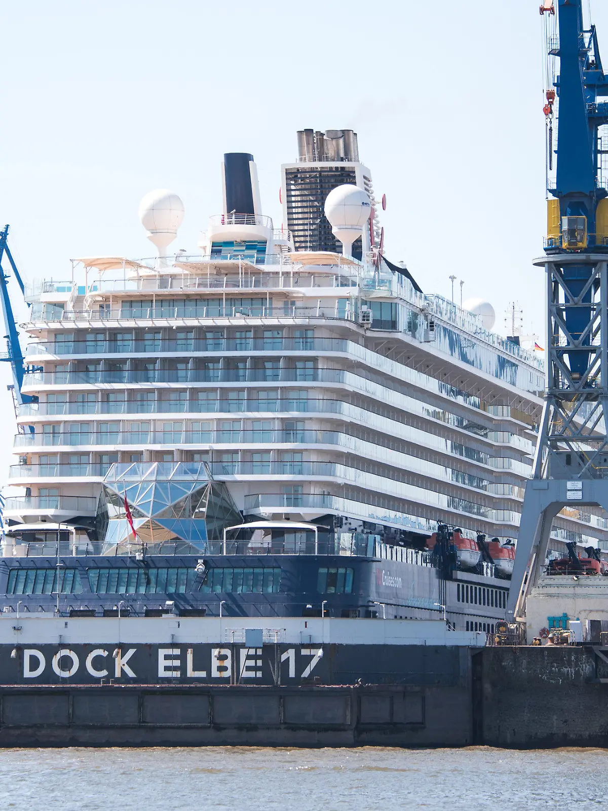 28.04.2021, Hamburg: Ein Kreuzfahrtschiff liegt im Dock Elbe 17 der Schiffswerft Blohm+Voss im Hafen an der Elbe. Am 04.05.2021 stellt der Verband für Schiffbau und Meerestechnik seinen Jahresbericht und die derzeitige Entwicklung im Schiffbau vor. Foto: Daniel Bockwoldt/dpa +++ dpa-Bildfunk +++
