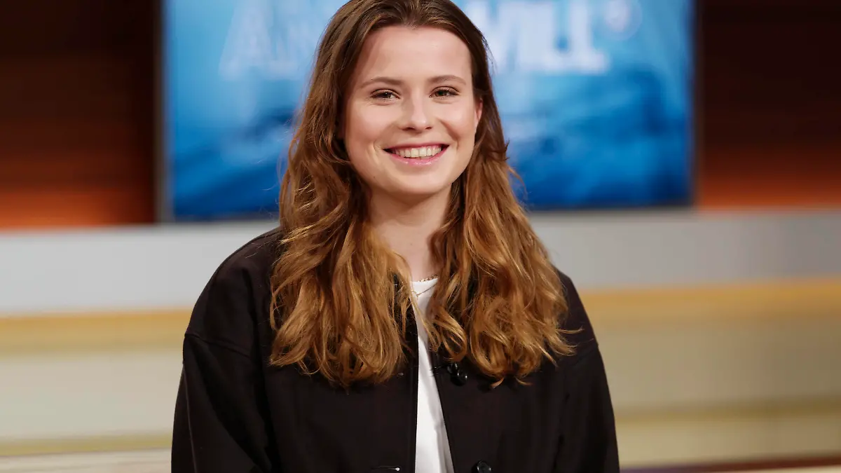  Luisa Neubauer 2021-05-09, Deutschland, Berlin - Luisa Neubauer, Klimaaktivistin Fridays for Future, zu Gast bei Anne Will im Ersten. Thema der ARD-Politiktalk-Runde: Von Corona-Krise bis Klimapolitik - kann die Union noch Kanzleramt *** Luisa Neubauer 2021 05 09, Germany, Berlin Luisa Neubauer, climate activist Fridays for Future, guest on Anne Will on the German TV channel ARD Politiktalk Runde From the Corona crisis to climate policy, can the CDU/CSU still hold the chancellorship