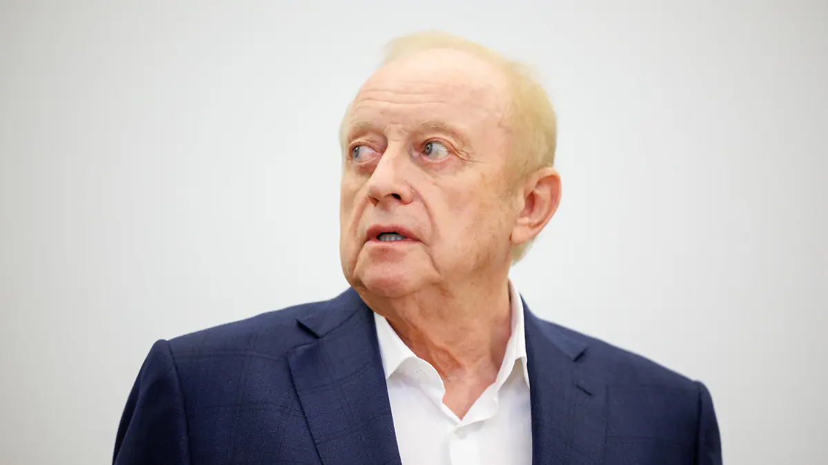 ARCHIV - 27.10.2022, Bayern, München: Alfons Schuhbeck, Koch und Unternehmer, steht vor Prozessbeginn als Angeklagter im Gerichtssaal im Landgericht München I. (zu dpa: «Haftstrafe angetreten - Schuhbeck ist im Gefängnis») Foto: Matthias Balk/dpa +++ dpa-Bildfunk +++