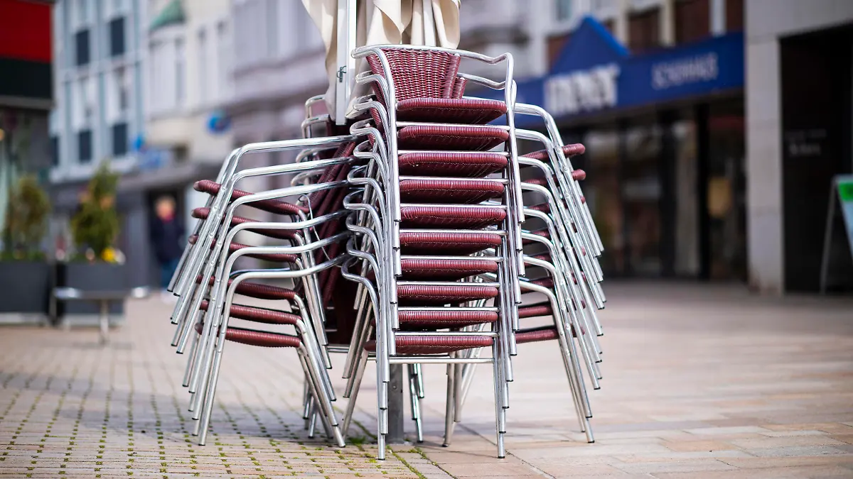 Coronavirus - Innenstadt in Lübbecke Leere Stühle und Tische eines Gastronomiebetriebs in der Fußgängerzone der Stadt Lübbecke. Foto: Kirchner-Media/Wedel Lübbecke Nordrhein-Westfalen Deutschland *** Coronavirus downtown in Lübbecke Empty chairs and tables of a restaurant in the pedestrian zone of the city of Lübbecke Photo Kirchner Media Wedel Lübbecke North Rhine Westphalia Germany Copyright: xKirchner-Media/Wedelx 