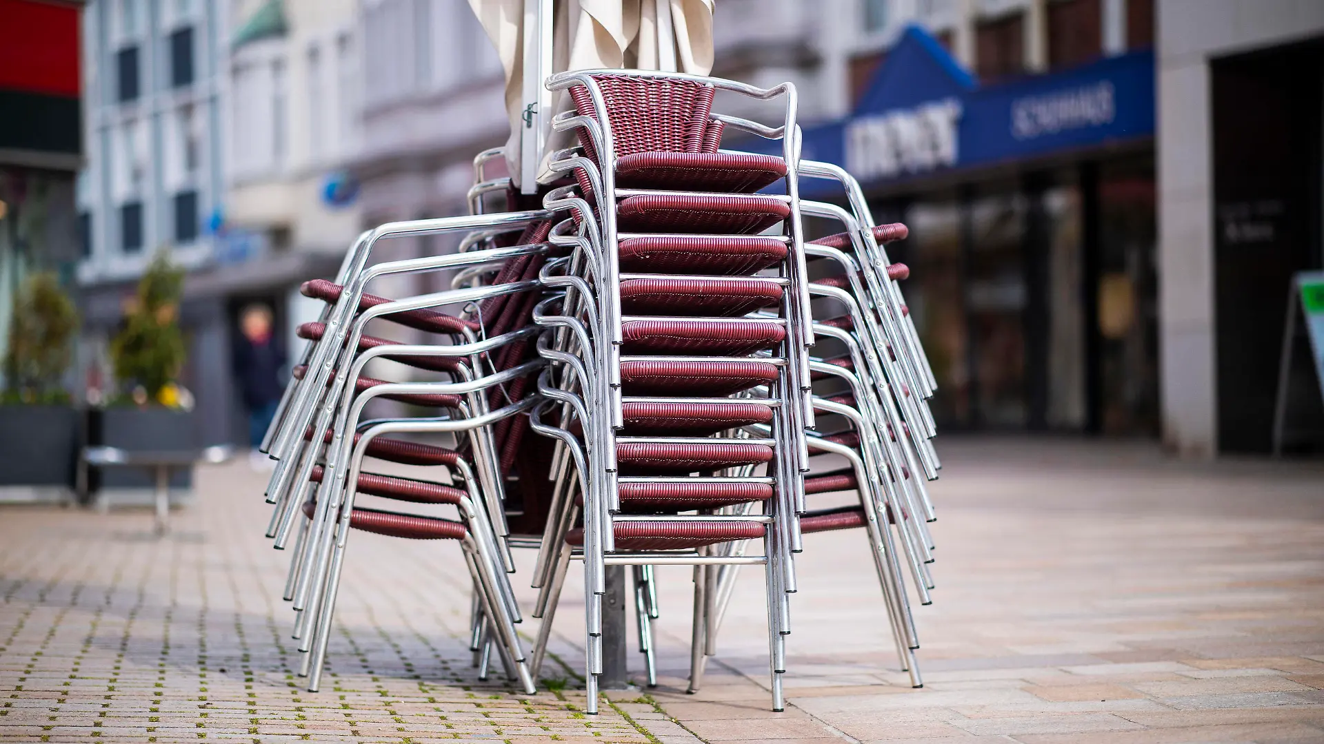 Coronavirus - Innenstadt in Lübbecke Leere Stühle und Tische eines Gastronomiebetriebs in der Fußgängerzone der Stadt Lübbecke. Foto: Kirchner-Media/Wedel Lübbecke Nordrhein-Westfalen Deutschland *** Coronavirus downtown in Lübbecke Empty chairs and tables of a restaurant in the pedestrian zone of the city of Lübbecke Photo Kirchner Media Wedel Lübbecke North Rhine Westphalia Germany Copyright: xKirchner-Media/Wedelx