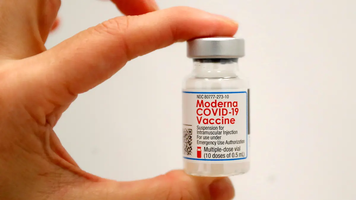 FILE PHOTO: A healthcare worker holds a vial of the Moderna COVID-19 Vaccine at a pop-up vaccination site operated by SOMOS Community Care during the coronavirus disease (COVID-19) pandemic in Manhattan in New York City, New York, U.S., January 29, 2021. REUTERS/Mike Segar/File Photo/File Photo