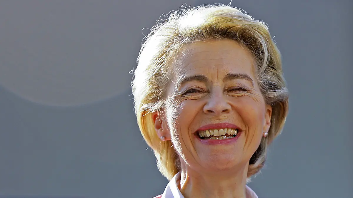 dpatopbilder - 08.05.2021, Portugal, Porto: Ursula von der Leyen, Präsidentin der Europäischen Kommission, lächelt vor Beginn des EU-Gipfels im Kristallpalast. Themen bei dem überwiegend online stattfindenden Treffen der Staats- und Regierungschefs der EU und Indien sind Handel, Klimawandel und Corona-Hilfen für Indien. Foto: Violeta Santos Moura/Pool AFP/AP/dpa +++ dpa-Bildfunk +++