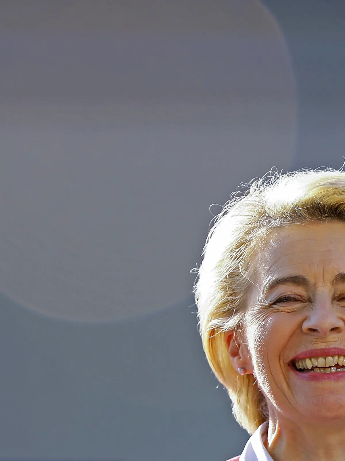 dpatopbilder - 08.05.2021, Portugal, Porto: Ursula von der Leyen, Präsidentin der Europäischen Kommission, lächelt vor Beginn des EU-Gipfels im Kristallpalast. Themen bei dem überwiegend online stattfindenden Treffen der Staats- und Regierungschefs der EU und Indien sind Handel, Klimawandel und Corona-Hilfen für Indien. Foto: Violeta Santos Moura/Pool AFP/AP/dpa +++ dpa-Bildfunk +++