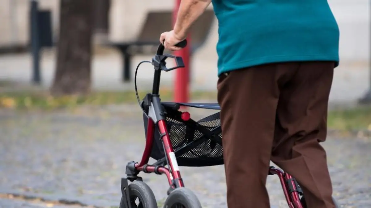 Alte Frau mit Rollator