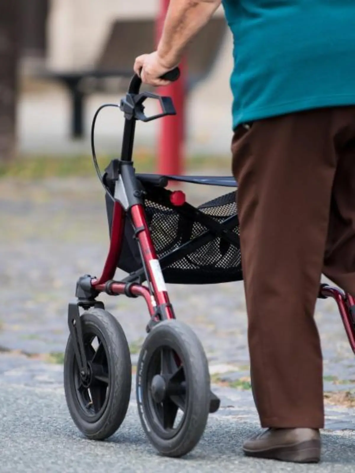 Alte Frau mit Rollator
