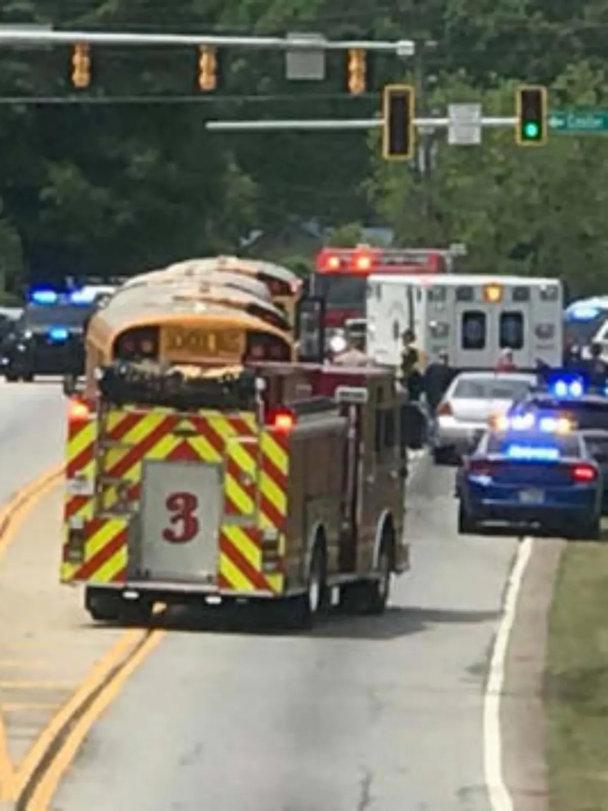 Einsatzkräfte am Unfallort in Walton County (Georgia): Hier soll der gemobbte Junge (11) aus dem Schulbus gesprungen sein.