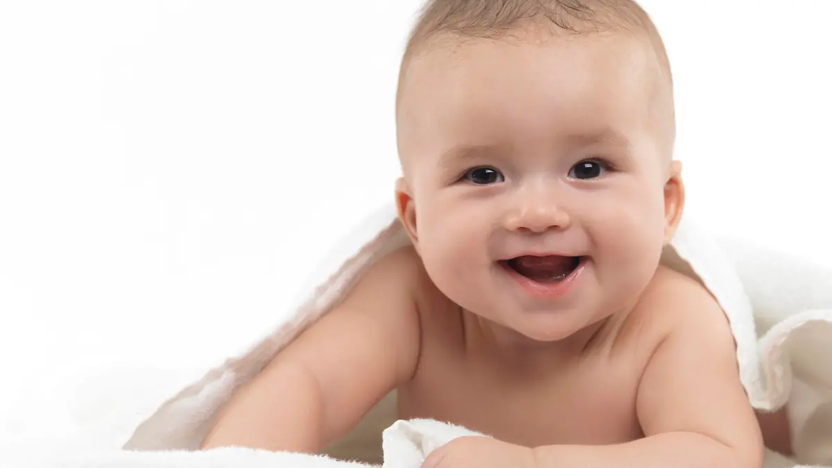 Portrait of a smiling four month old baby boy looking at the camera. Isolated on white background. Keine Weitergabe an Drittverwerter.