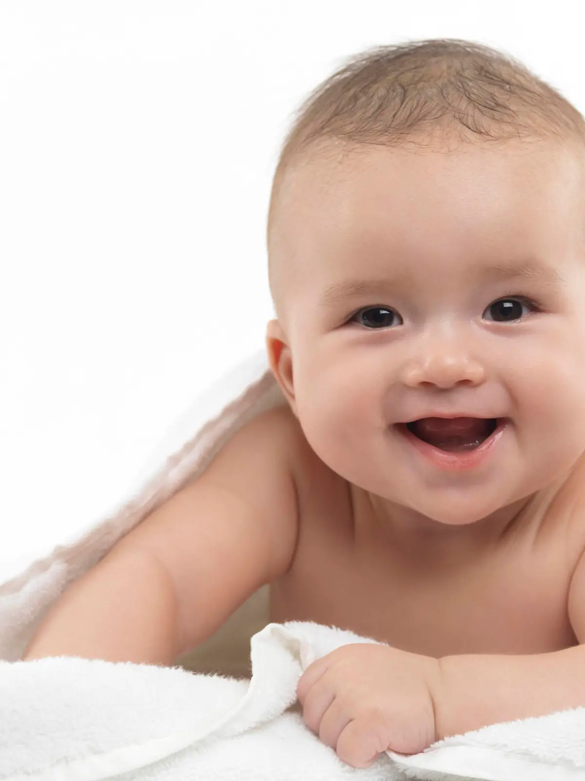 Portrait of a smiling four month old baby boy looking at the camera. Isolated on white background. Keine Weitergabe an Drittverwerter.
