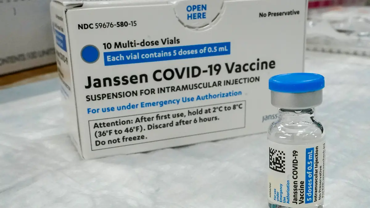 ARCHIV - 08.04.2021, USA, New York: Eine Ampulle und eine Verpackung des Corona-Impfstoffs von Johnson & Johnson steht auf einem Tisch im Pop-up-Corona-Impfzentrum im albanischen islamischen Kulturzentrum in New York. Der Corona-Impfstoff von Johnson & Johnson soll in Deutschland in der Regel bei Menschen ab 60 eingesetzt werden. (zu dpa "Impfstoff von Johnson & Johnson künftig vor allem für Menschen ab 60") Foto: Mary Altaffer/AP/dpa +++ dpa-Bildfunk +++