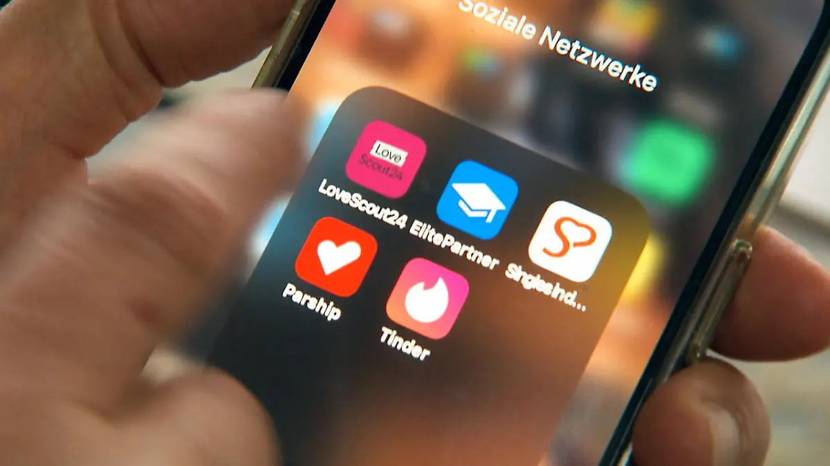 Während die einen ihr Single-Dasein genießen, tun die anderen alles dafür, nicht mehr länger alleine zu sein. Dabei ist Online Dating schon lange hoch im Kurs. Viele Menschen haben ihre große Liebe auf den unterschiedlichsten Plattformen kennengelernt. Aber es gibt auch viele Haken beim digitalen Kennenlernen: die Aufmerksamkeitsspanne sinkt, Nachrichten werden immer aufdringlicher oder aggressiver. Wir wollten wissen, wie es wirklich abläuft und haben verschiedene Portale getestet. Das Ergebnis sehen Sie im Video.
