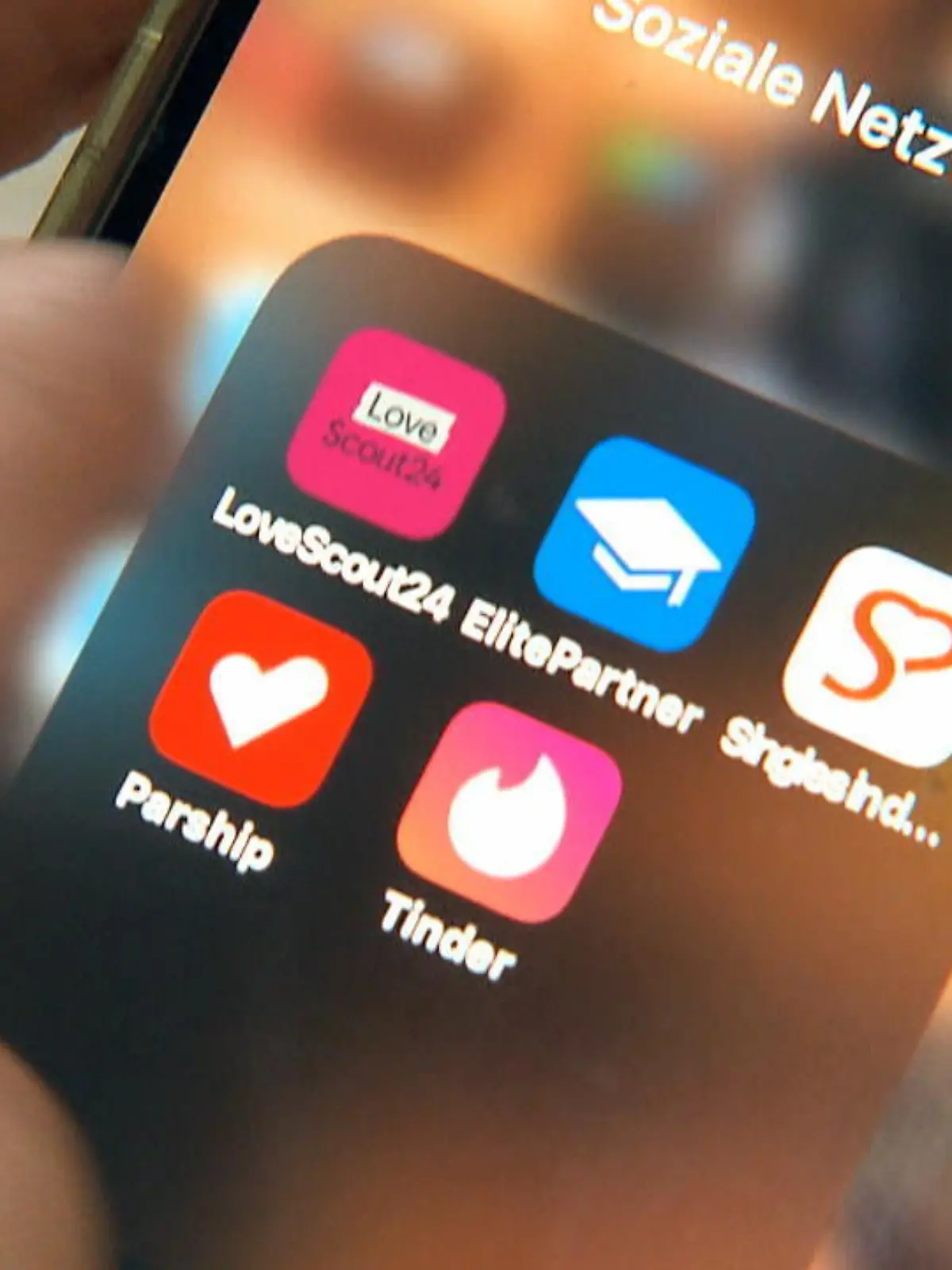 Während die einen ihr Single-Dasein genießen, tun die anderen alles dafür, nicht mehr länger alleine zu sein. Dabei ist Online Dating schon lange hoch im Kurs. Viele Menschen haben ihre große Liebe auf den unterschiedlichsten Plattformen kennengelernt. Aber es gibt auch viele Haken beim digitalen Kennenlernen: die Aufmerksamkeitsspanne sinkt, Nachrichten werden immer aufdringlicher oder aggressiver. Wir wollten wissen, wie es wirklich abläuft und haben verschiedene Portale getestet. Das Ergebnis sehen Sie im Video.